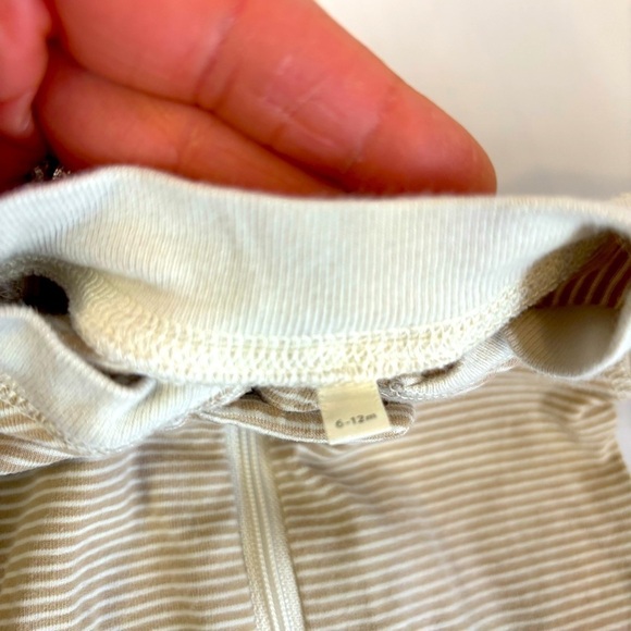 Quincy Mae Zip Long Sleeve Sleeper Footie || Tan and Cream Stripes 6-12 months - Picture 4 of 6
